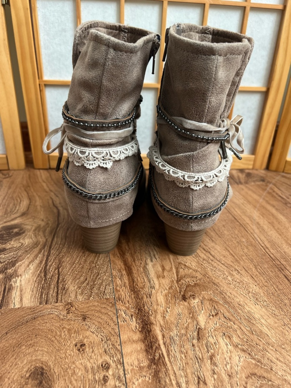 POP Boutique Boho Ankle Boots Taupe Lace Chain Detail Low Heel Size 10 - Picture 4 of 11